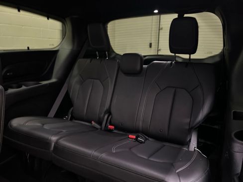 Used 2019 Chrysler Pacifica Touring-L Plus w/ S Appearance Package FWD image 9