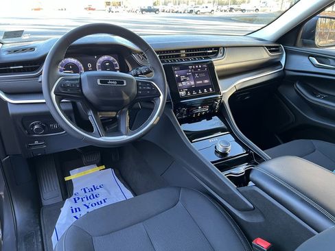 Certified 2023 Jeep Grand Cherokee Laredo image 17