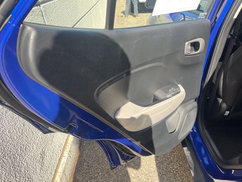 Used 2025 Hyundai Venue SEL image 11