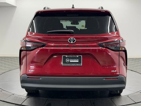 Used 2026 Toyota Sienna XLE FWD image 11