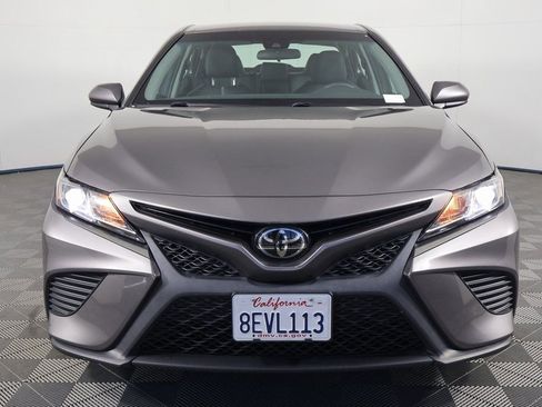 Used 2018 Toyota Camry SE image 2