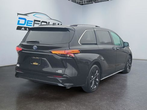 Used 2023 Toyota Sienna XLE image 3