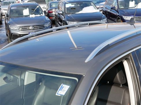 Used 2011 Volkswagen Tiguan SE image 11