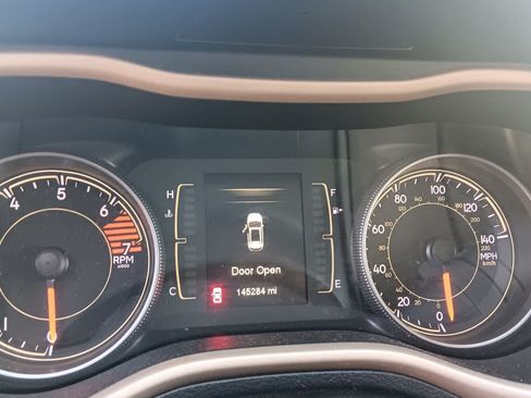 Used 2017 Jeep Cherokee Latitude w/ Comfort/Convenience Group FWD image 4