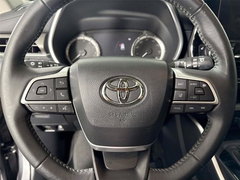 Certified 2024 Toyota Highlander XLE image 16