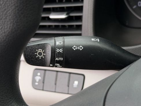 Used 2018 Hyundai Elantra SE w/ SE Connectivity Package 04 FWD image 17