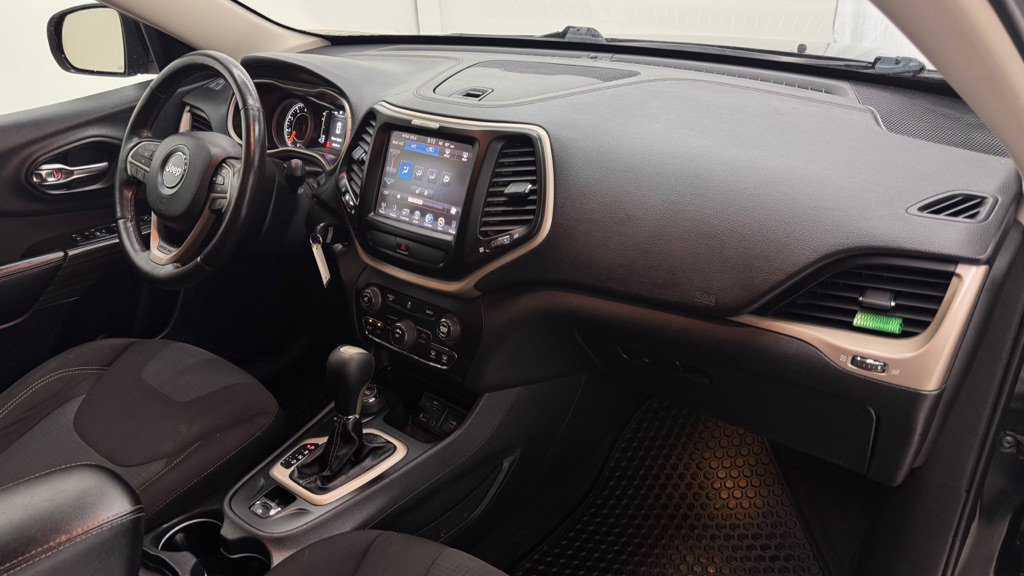 Used 2016 Jeep Cherokee Latitude w/ Cold Weather Group AWD/4WD image 29