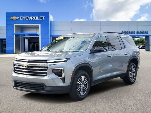 Certified 2025 Chevrolet Traverse LT image 2