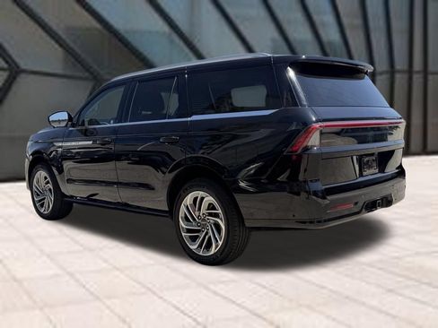 Used 2025 Lincoln Navigator Reserve AWD/4WD image 7
