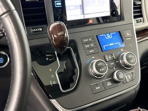 Used 2017 Toyota Sienna Limited Premium image 29