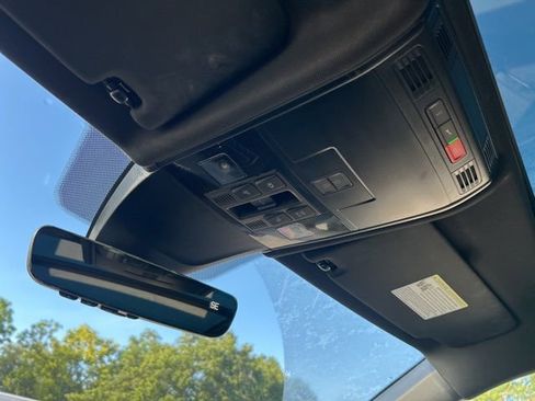 Used 2023 Volkswagen Tiguan SE R-Line image 14