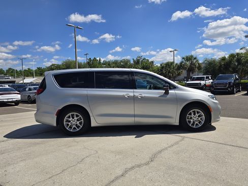Used 2024 Chrysler Pacifica Touring-L FWD image 9