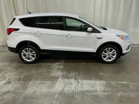 Used 2019 Ford Escape SE image 2