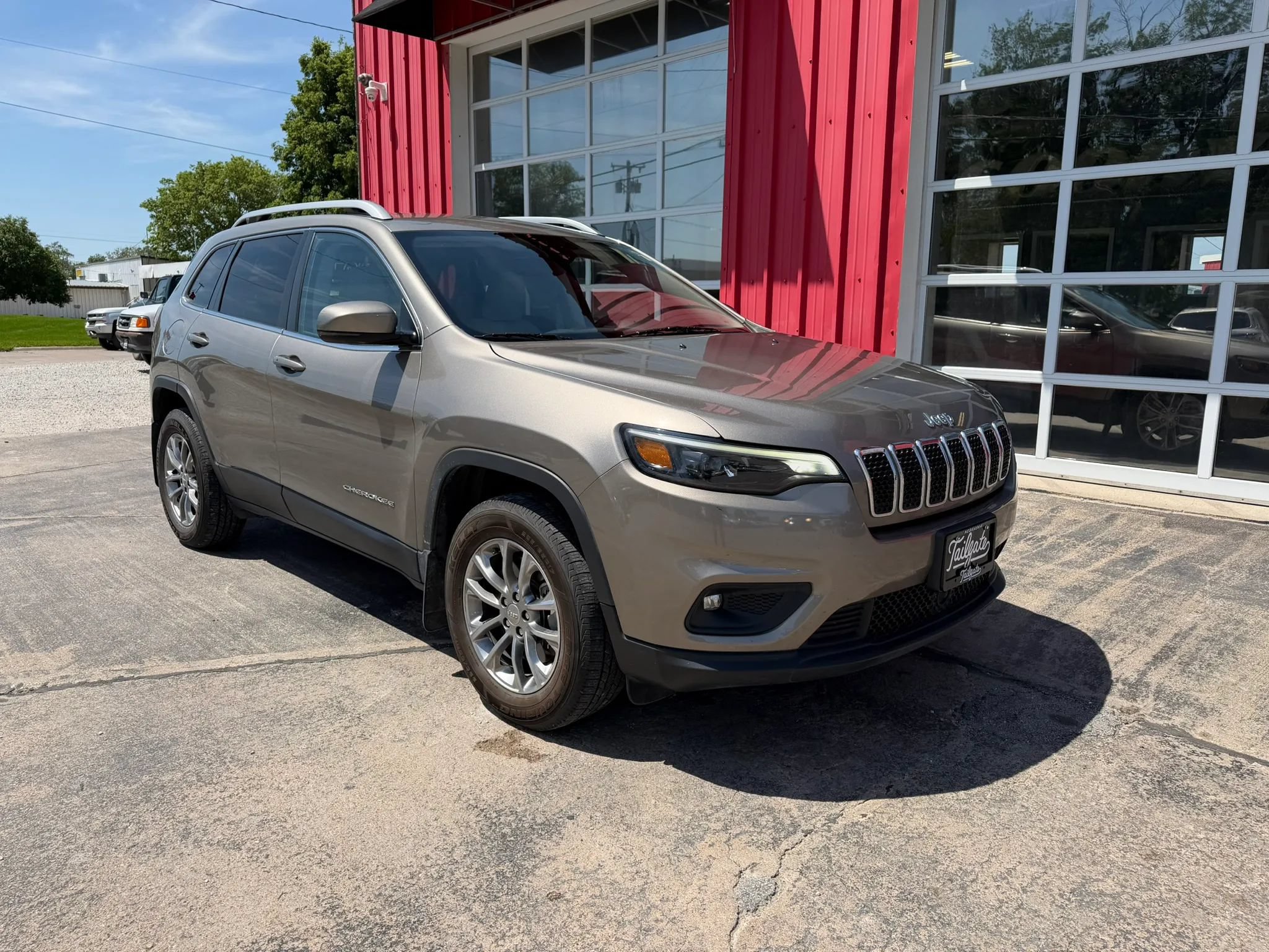 Used 2021 Jeep Cherokee Latitude Plus AWD/4WD image 2