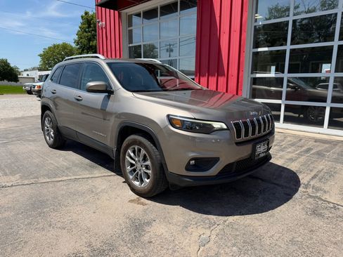 Used 2021 Jeep Cherokee Latitude Plus AWD/4WD image 2
