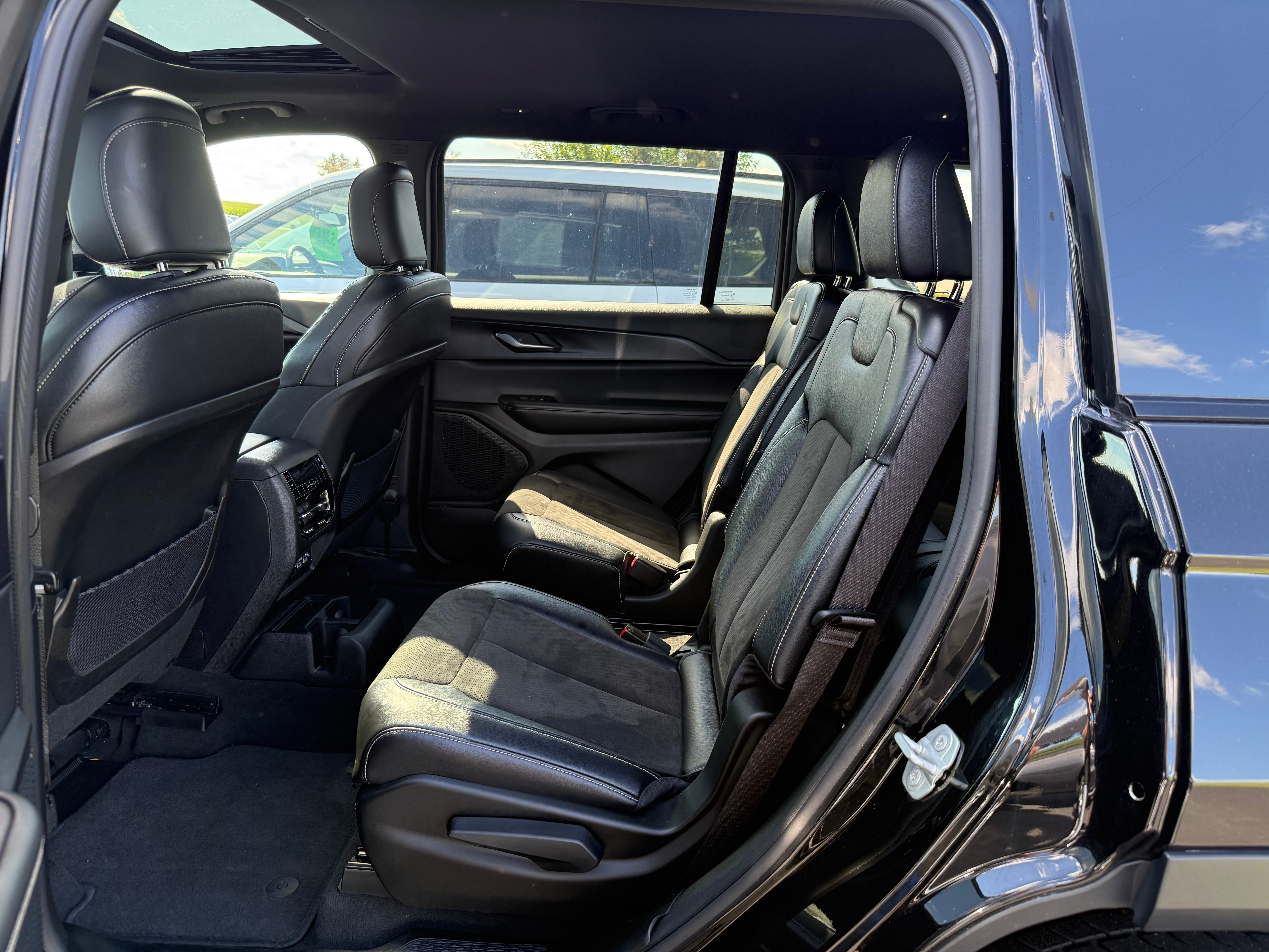 Used 2023 Jeep Grand Cherokee L Laredo AWD/4WD image 9