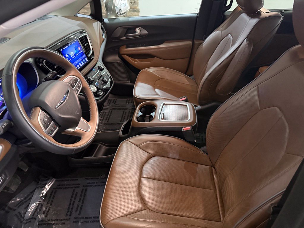 Used 2017 Chrysler Pacifica Limited w/ UConnect Theater Package FWD image 11