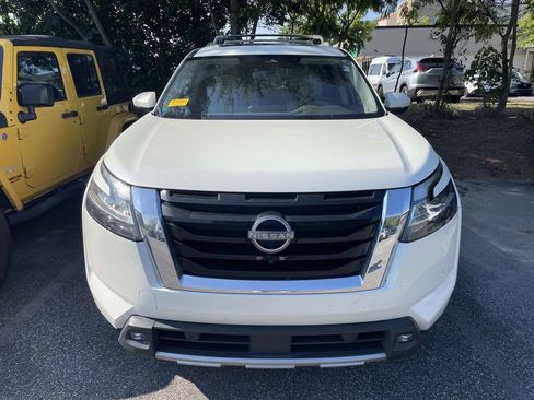 Used 2022 Nissan Pathfinder SL w/ SL Premium Package FWD image 2
