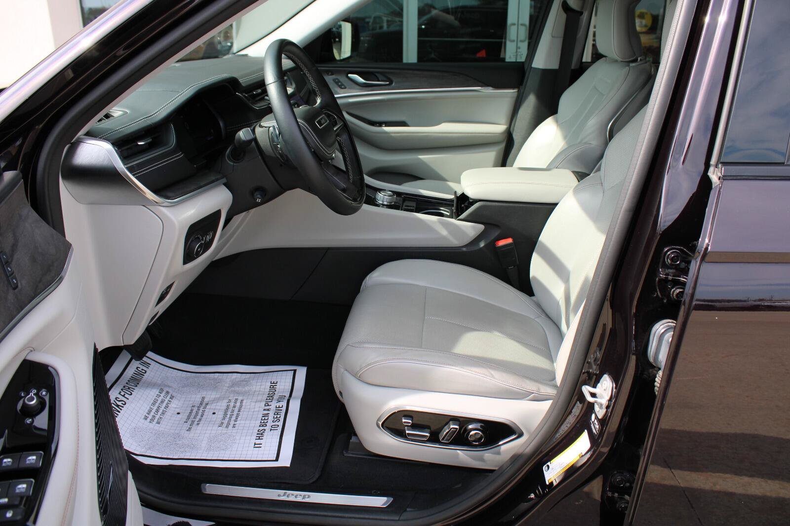 Certified 2022 Jeep Grand Cherokee L Overland w/ Advanced Protech Group III AWD/4WD image 12