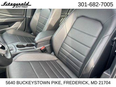 Used 2024 Volkswagen Jetta SE image 9