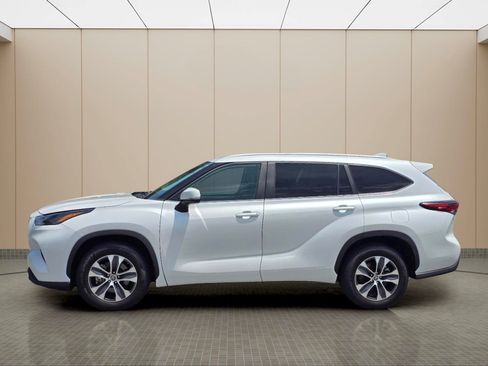Used 2024 Toyota Highlander XLE FWD image 21