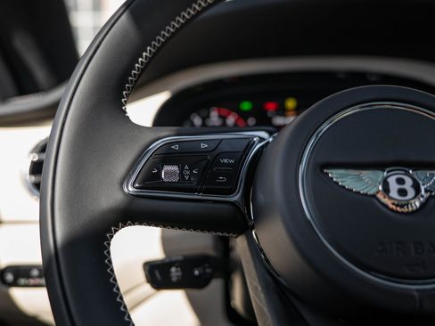 Used 2025 Bentley Bentayga V8 image 8