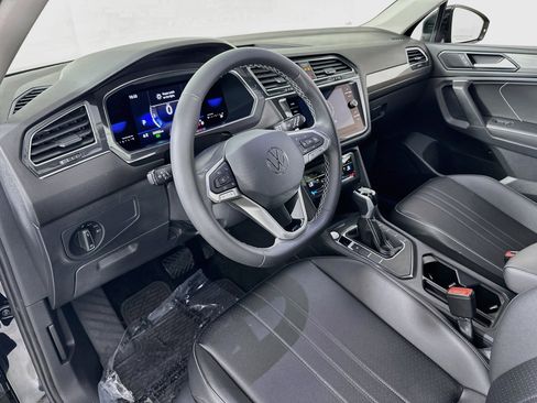 Used 2023 Volkswagen Tiguan SE FWD image 9