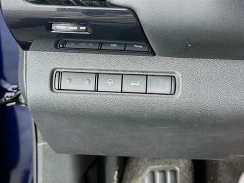 Used 2025 Nissan Pathfinder SV FWD image 17