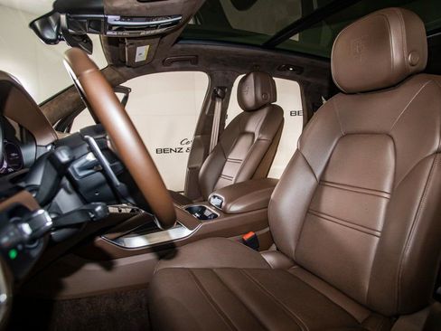 Used 2022 Porsche Cayenne Turbo S image 14