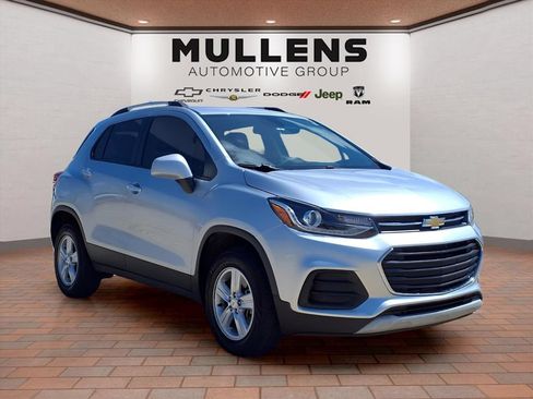 Used 2022 Chevrolet Trax LT w/ LT Convenience Package AWD/4WD image 3