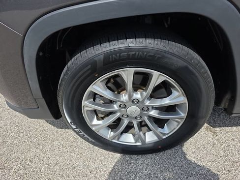 Used 2019 Jeep Cherokee Latitude Plus FWD image 17