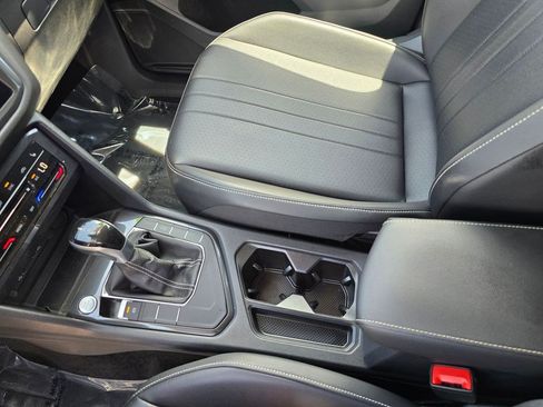 Used 2024 Volkswagen Tiguan SE FWD image 23