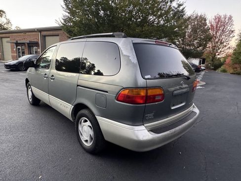 Used 1998 Toyota Sienna XLE image 3