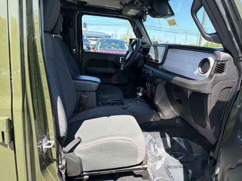 Used 2024 Jeep Wrangler Unlimited AWD/4WD image 17