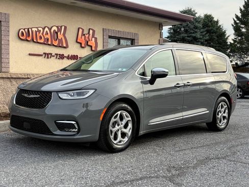 Used 2023 Chrysler Pacifica Limited FWD image 4