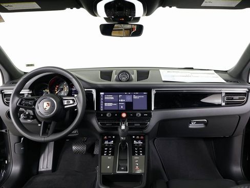 Certified 2025 Porsche Macan AWD/4WD image 10
