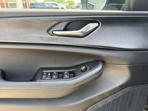 Used 2025 Jeep Grand Cherokee Laredo RWD image 19