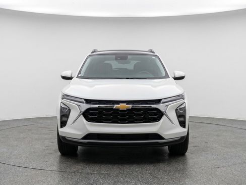 Used 2025 Chevrolet Trax LT FWD image 2