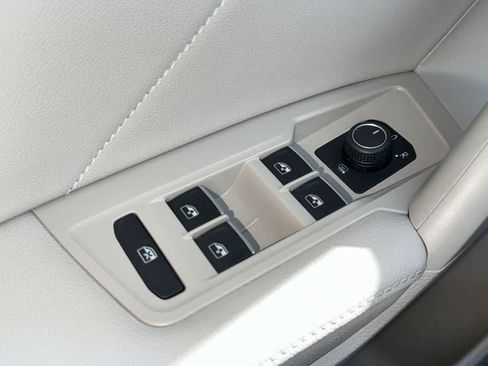 Certified 2023 Volkswagen Tiguan SE FWD image 21