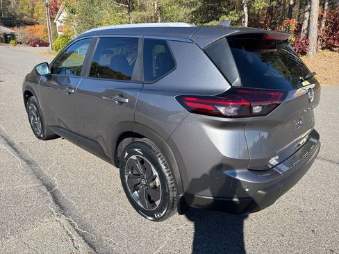 Used 2024 Nissan Rogue SV w/ SV Premium Package image 5