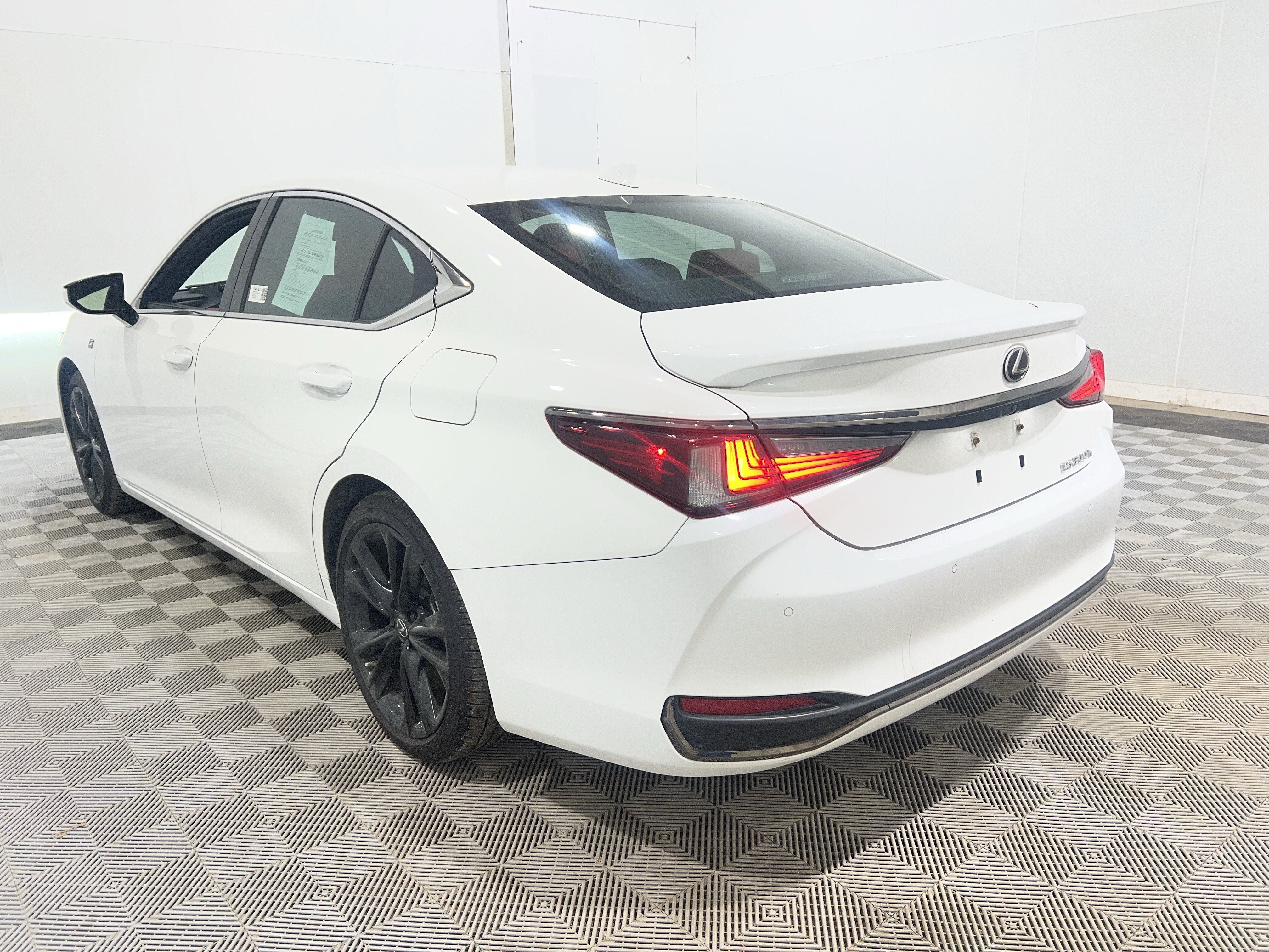 Used 2024 Lexus ES 300h FWD image 2
