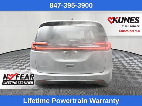 Used 2024 Chrysler Pacifica Touring-L image 8