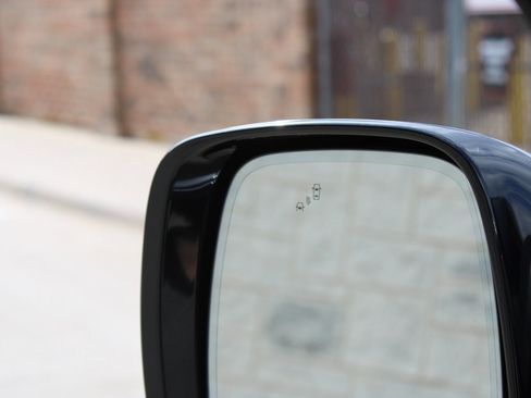 Used 2023 Nissan Armada SL w/ Captain's Chairs Package image 25