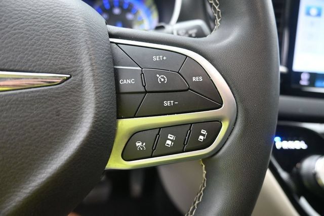 Used 2024 Chrysler Pacifica Touring-L FWD image 18