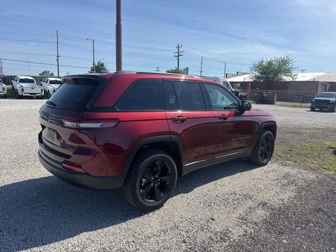 Used 2024 Jeep Grand Cherokee Limited w/ Luxury Tech Group II AWD/4WD image 3