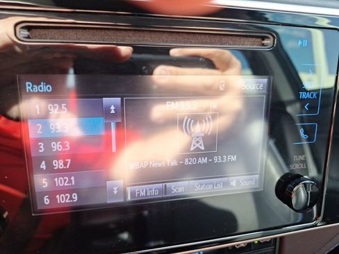 Used 2017 Toyota Corolla SE image 25