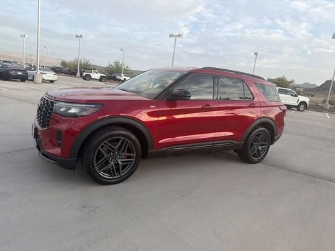 Used 2025 Ford Explorer ST-Line w/ ST-Line Street Pack AWD/4WD image 8