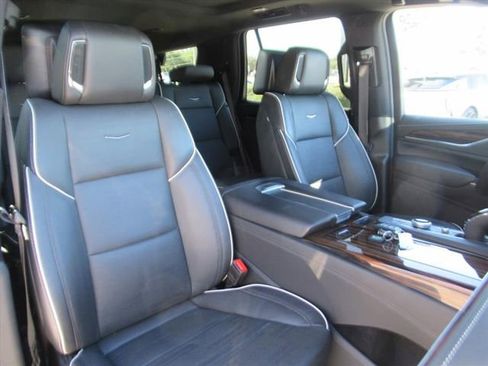 Used 2023 Cadillac Escalade Premium Luxury image 8