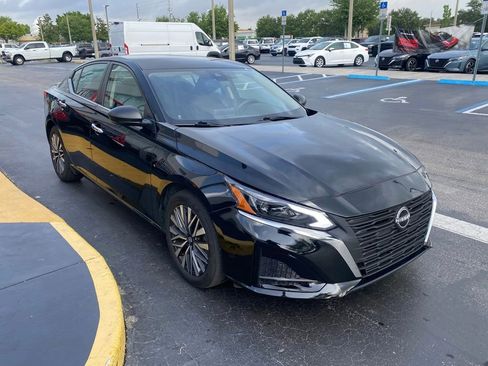 Used 2024 Nissan Altima 2.5 SV FWD image 2