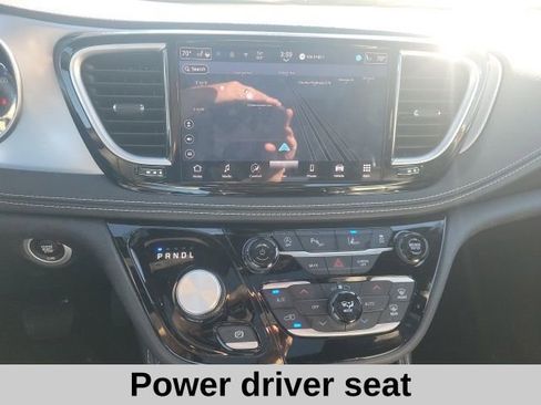 Used 2025 Chrysler Pacifica Limited image 8